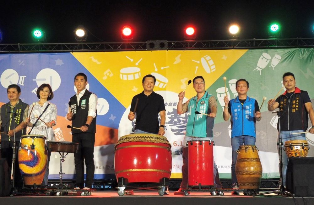 《圖說》新北市副市長朱惕之(中)、文化局長張䕒育(左二)出席2023新北鼓藝節首場新莊巡演,一同擊鼓迎開幕。〈文化局提供〉