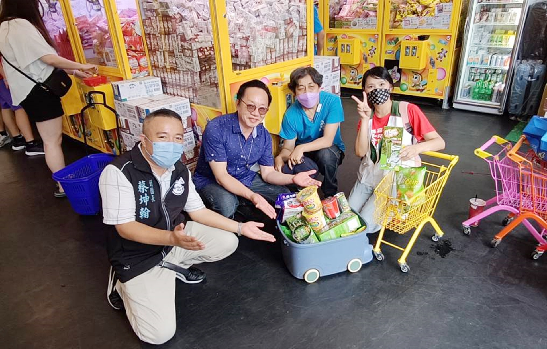 ▲彰化家扶親子也前往夾子園夾零食,彰化人大小事團長蔡坤翰伉儷要讓家扶親子好好放鬆一下,歡度愉快的周末。(記者林明佑翻攝)