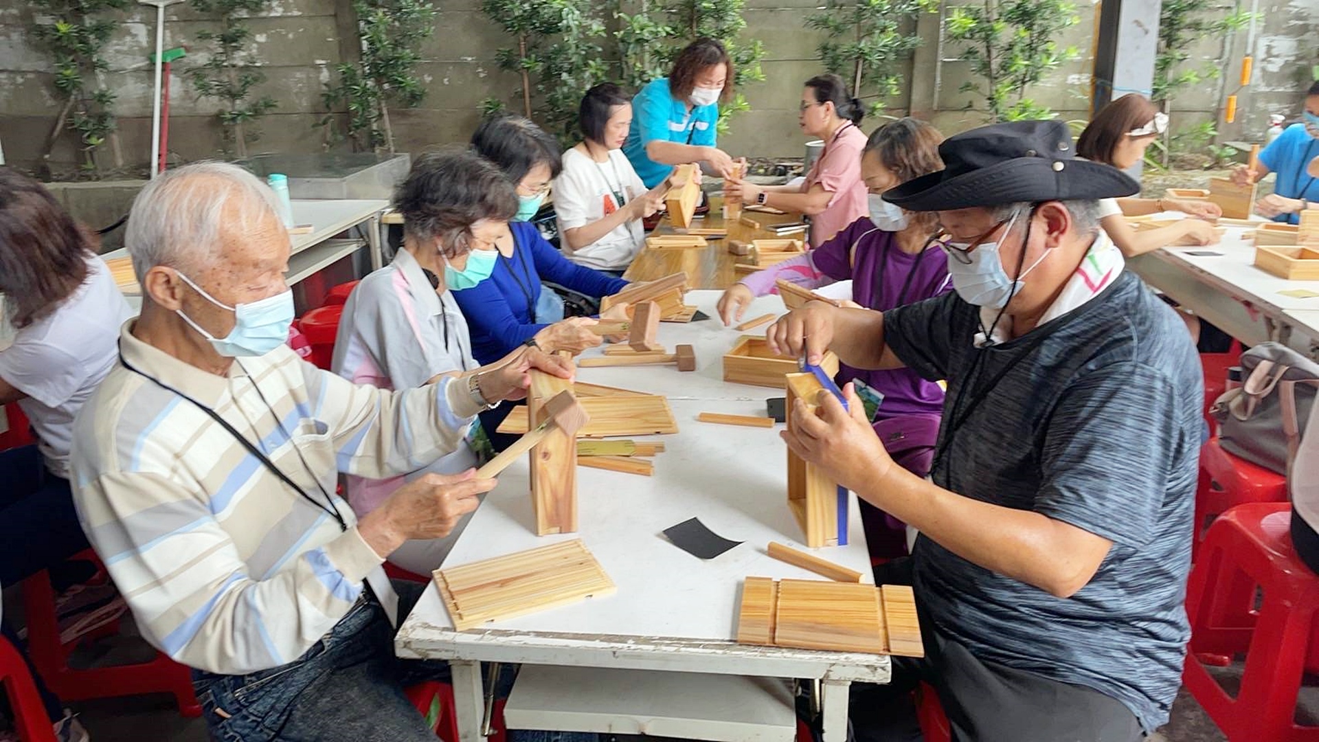 ▲桃源里社區保安林小旅行,特別委請樹德科技大學生活產品設計系老師陳合進以台灣杉設計一款便當盒,提供遊程盛裝社區風味餐點。(記者林明佑翻攝)