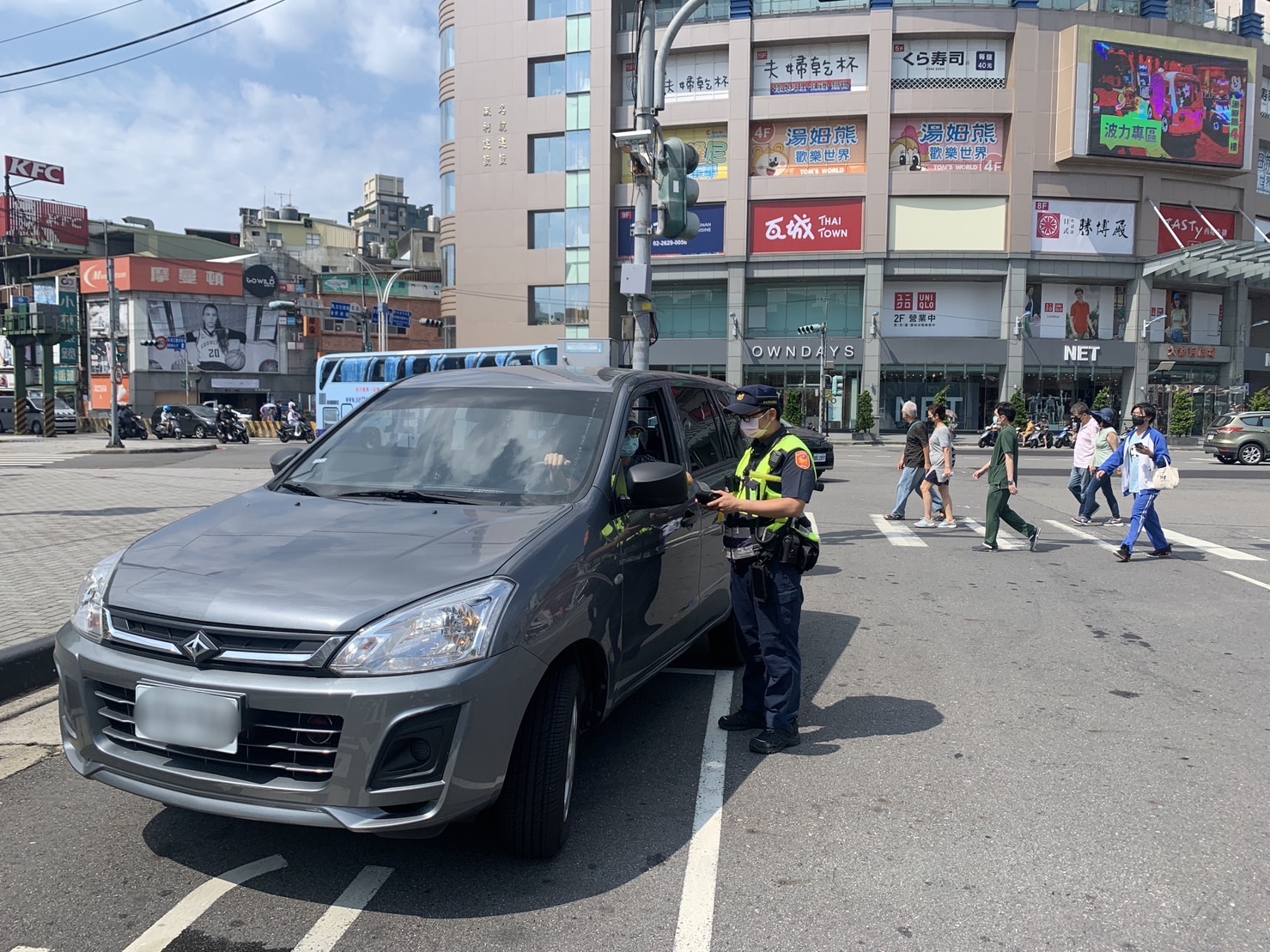淡水警守護行人安全 5月份舉發未禮讓行人違規180件