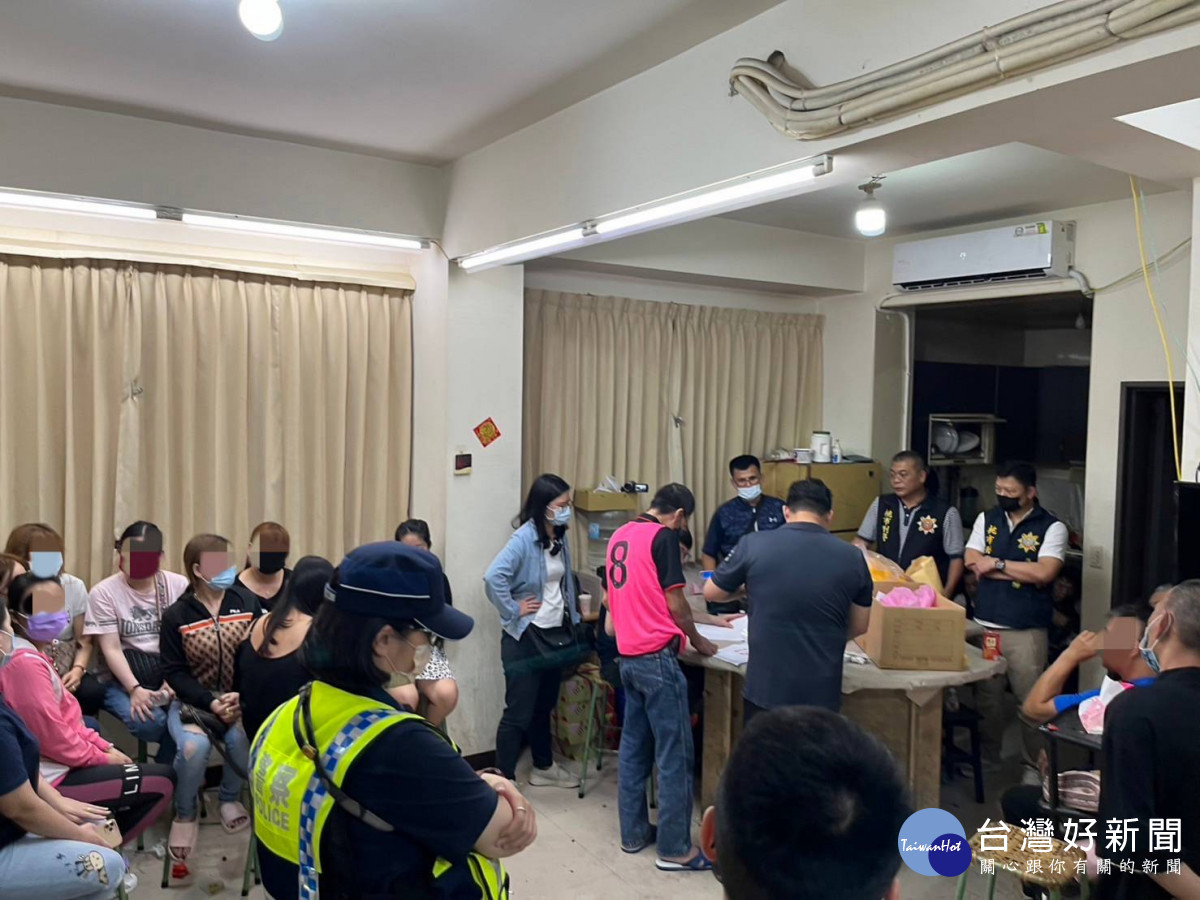 推筒子賭場藏身民宅，大園警攻堅逮獲32人。
