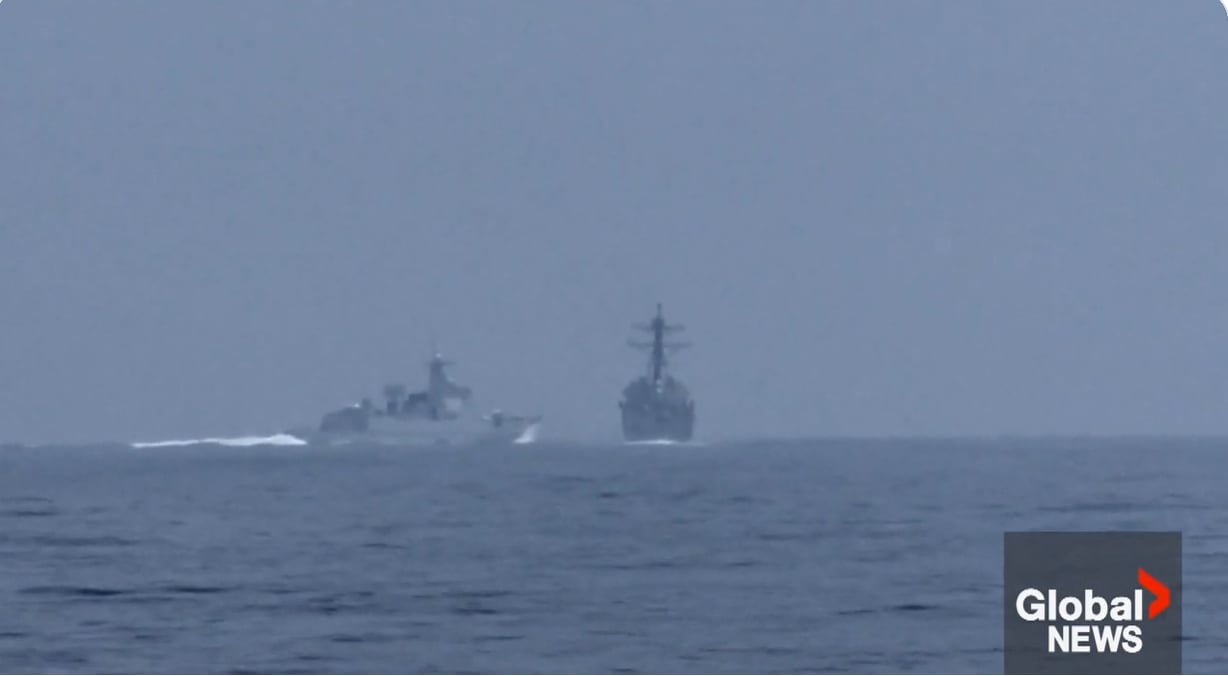 中國解放軍海軍艦艇(左艦)朝向美軍飛彈驅逐艦鍾雲號(右艦)撞去。翻攝Global News推特