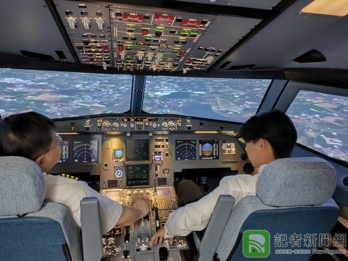 朝陽科大飛航系斥資千萬引進空中巴士A320模擬機，駕駛艙設備皆仿真機製作，讓學生體驗飛行。