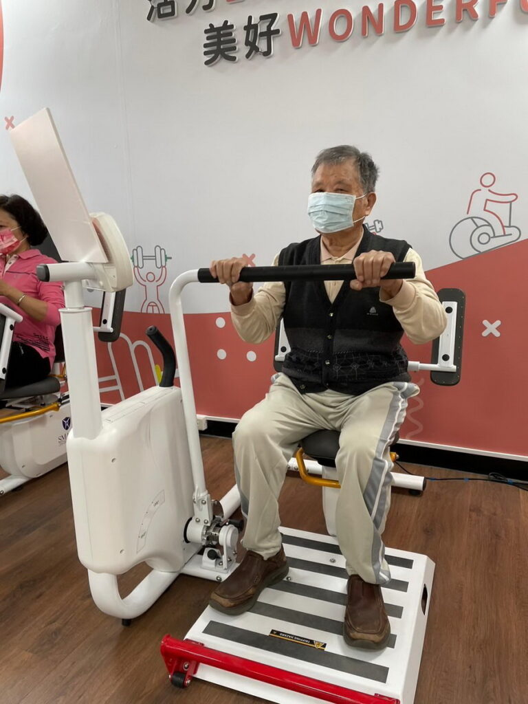 爺爺操作動態平衡訓練機