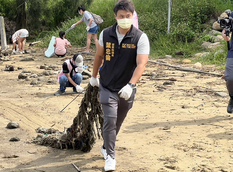 圖:民代響應淨灘行動清除海岸邊的垃圾。(圖/苗栗縣政府環境保護局提供)