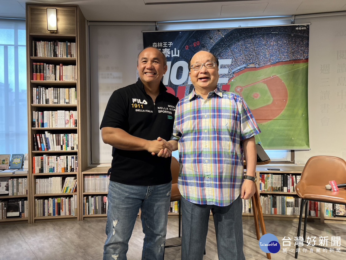 台中市前市長胡志強親自出席分享會,恭賀張泰山發表成功。