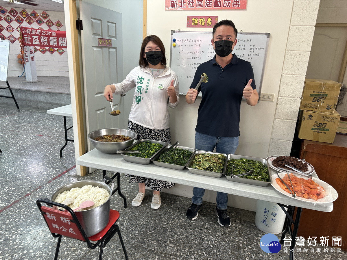 陳翰立鄉長特地到新北巡視菜色。(記者扶小萍攝)