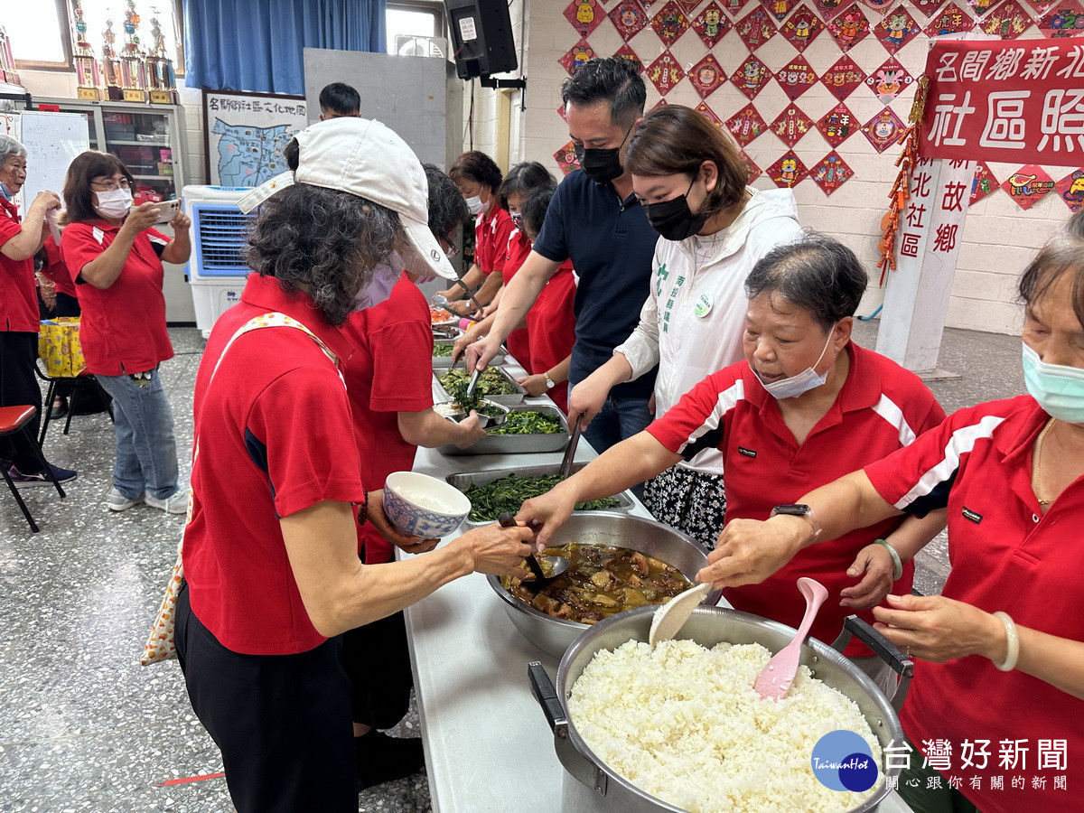 沈議員和陳鄉長為長輩們打菜讓老人家開心吃飯。(記者扶小萍攝)