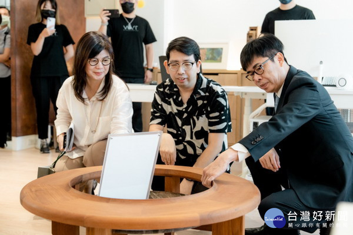▲陳其邁代表高雄鼓勵曾在駁二服替代役的伍偉廷建築師，並介紹獲得2023IF設計獎的傢俱作。（圖／記者 許高祥 翻攝）