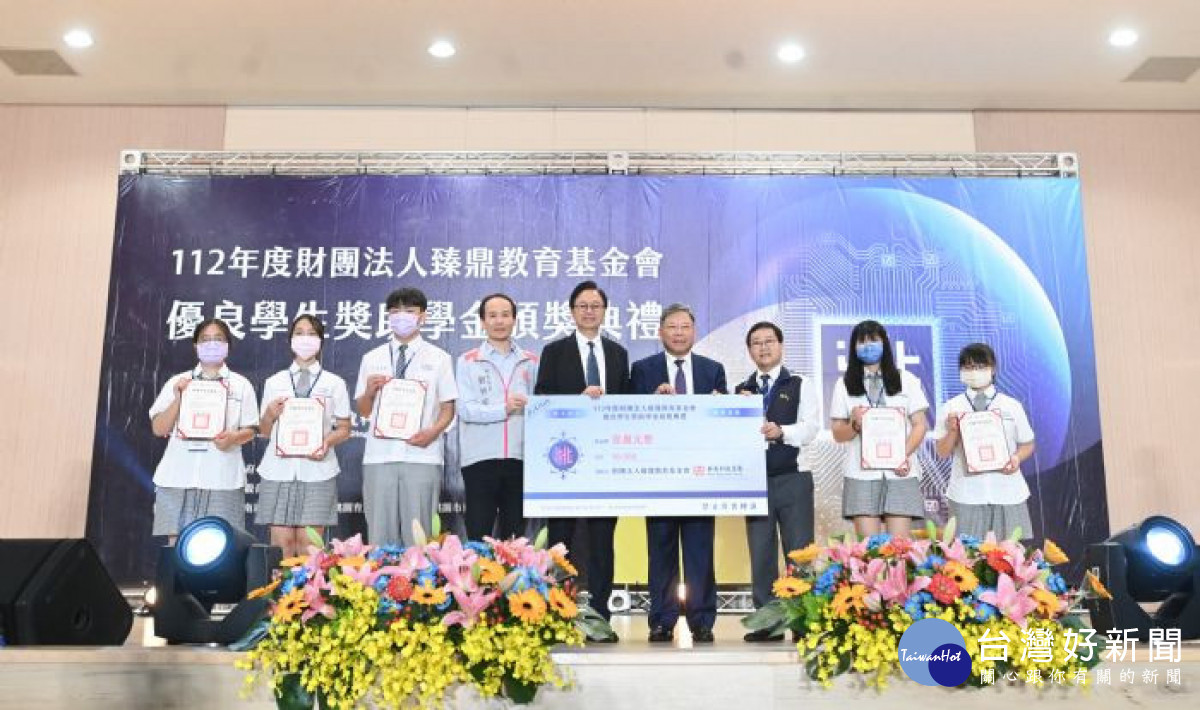 今(112)年度共有573位優秀技職學生獲頒594萬元。