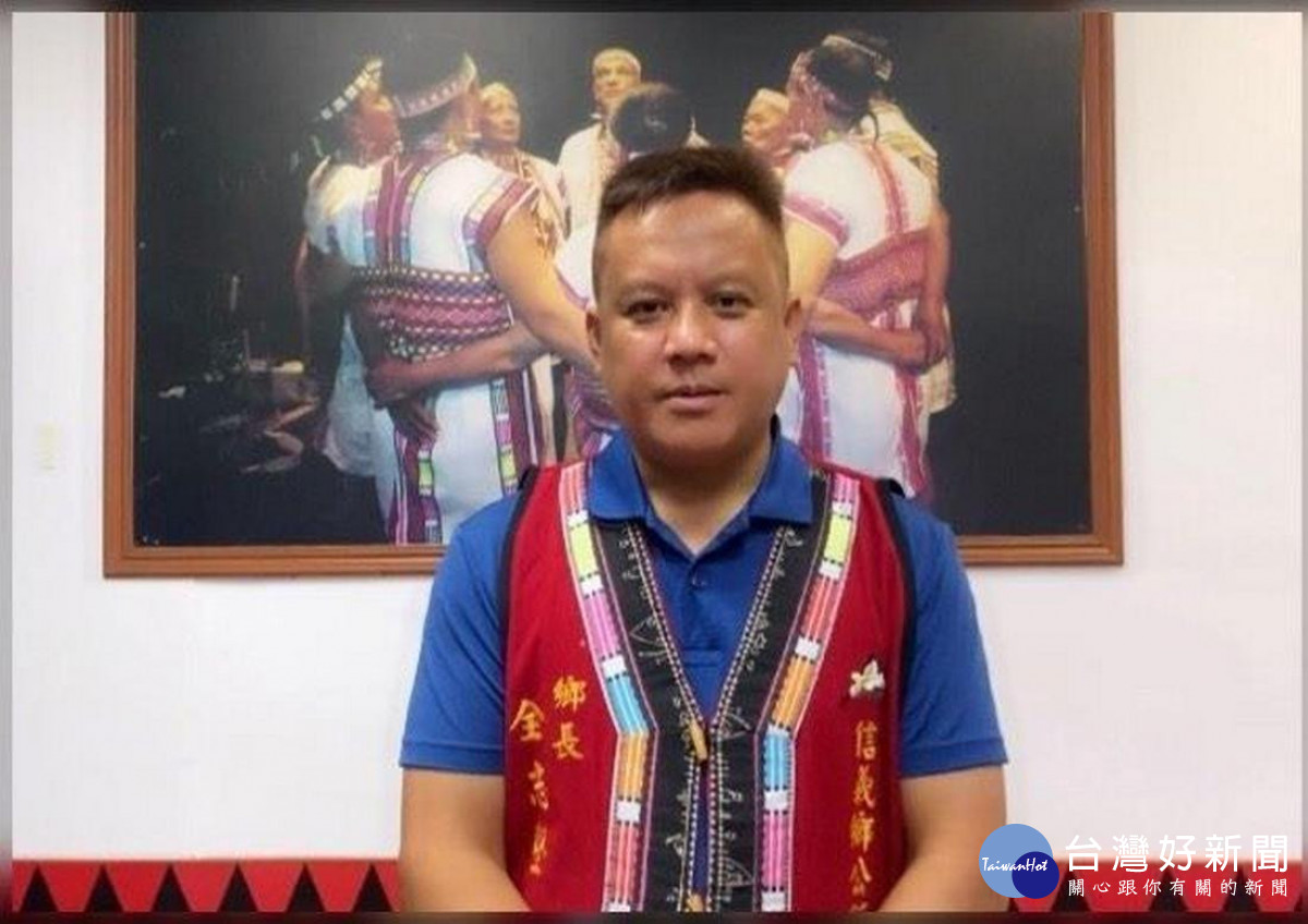 信義鄉長以布農族語宣導路口精緻執法。