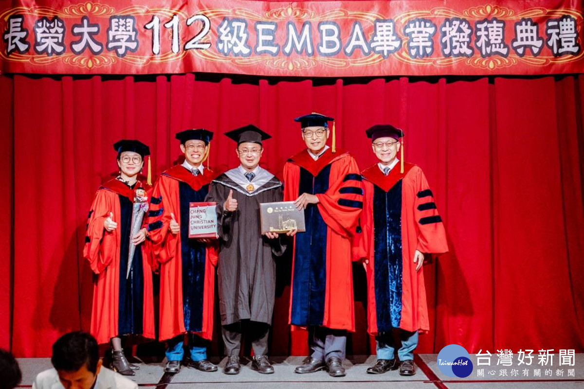 校長李泳龍(右起)、副校長孫惠民,副校長吳佩芝(左起)、EMBA執行長翁耀臨,為班代林威廷撥穗頒發畢業證書。