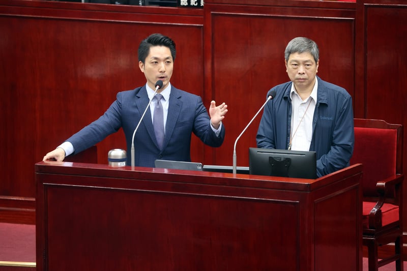 台北市議員5日在市議會質詢民進黨性騷案處理進度,市長蔣萬安(左)、 勞動局長高寶華(右)回答議員詢問。中央社