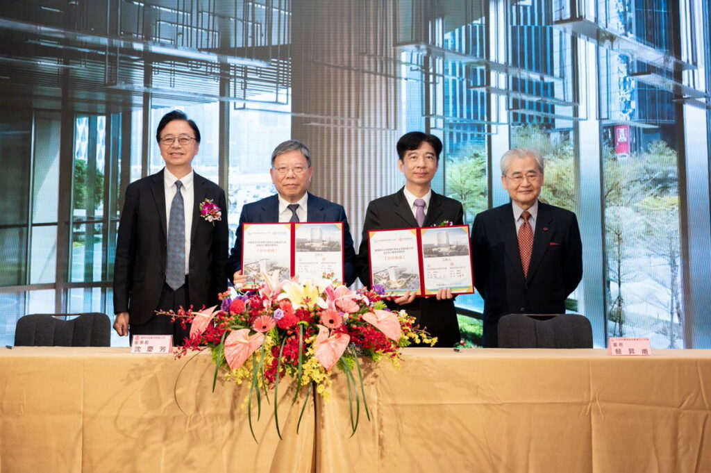 (左起)桃園市市長張善政農田水利署蔡昇甫署長、臻鼎科技控股沈慶芳董事長、臻鼎科技顧問毛治國合影