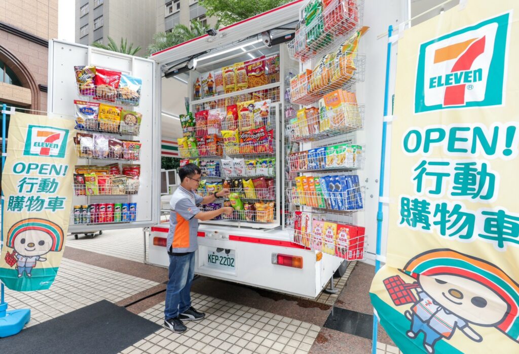 7-ELEVEN透過多元且完善的服務將溫暖升級,7-ELEVEN致力成為社區中提供溫暖服務的好鄰居。