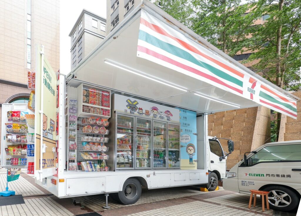 「OPEN!行動購物車」目前規劃每月約可提供10次長者送餐服務,未來將配合公益團體需求,擴增路線及提供服務量能,提供購物不便區域便利生活所需