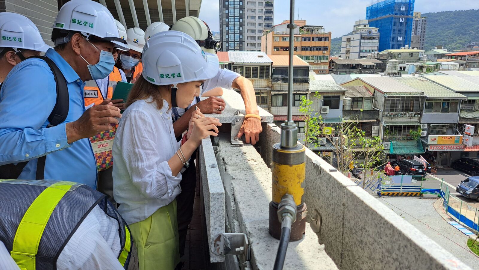 華榮市場公辦都更工程查勘 外牆錨栓與送審不符 市議員顏若芳、林延鳳：全面依法徹查更換 353
