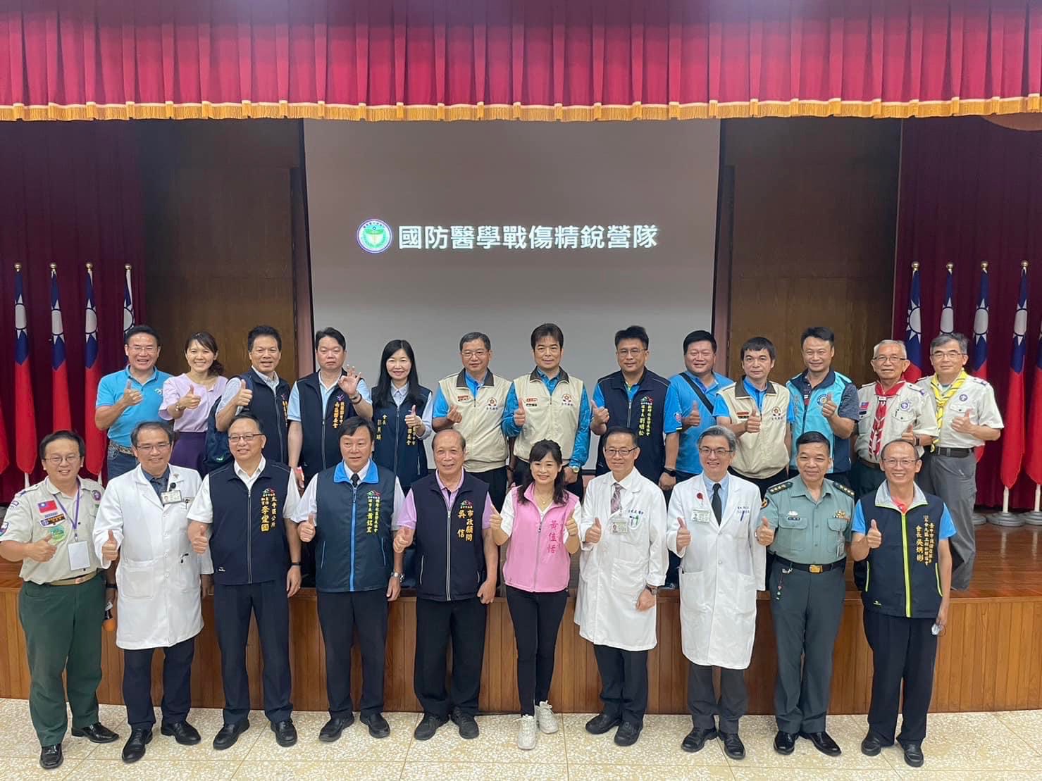 「國防醫學戰傷精銳營」開幕式後重要貴賓合影。(圖/記者江雁武翻攝)
