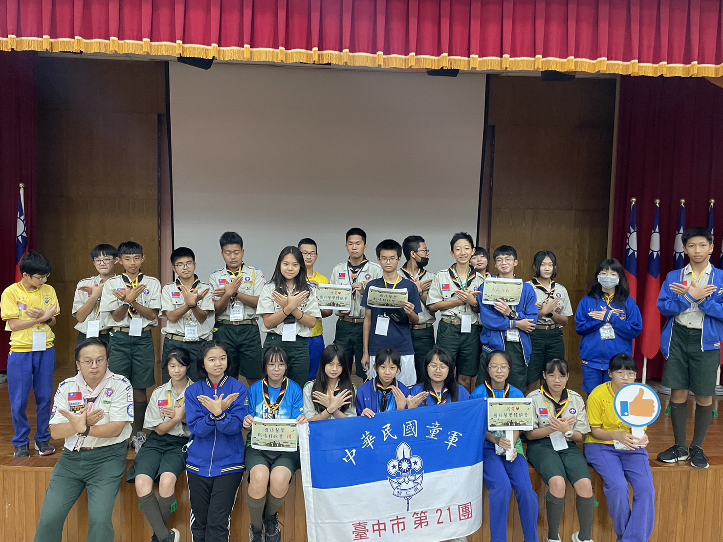童軍團長陳彥韋(左1)率領中華民國童軍台中市第21團參訓「國防醫學戰傷精銳營」並於訓前擔任志工。(圖/記者江雁武翻攝)