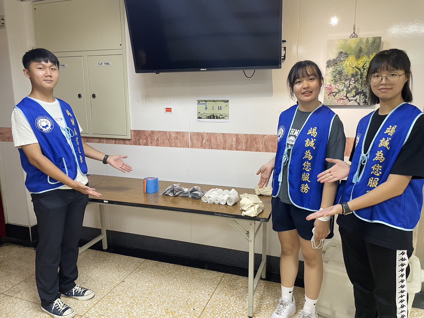 朝陽科技大學師培中心同學志工協助活動進行。(圖/記者江雁武翻攝)