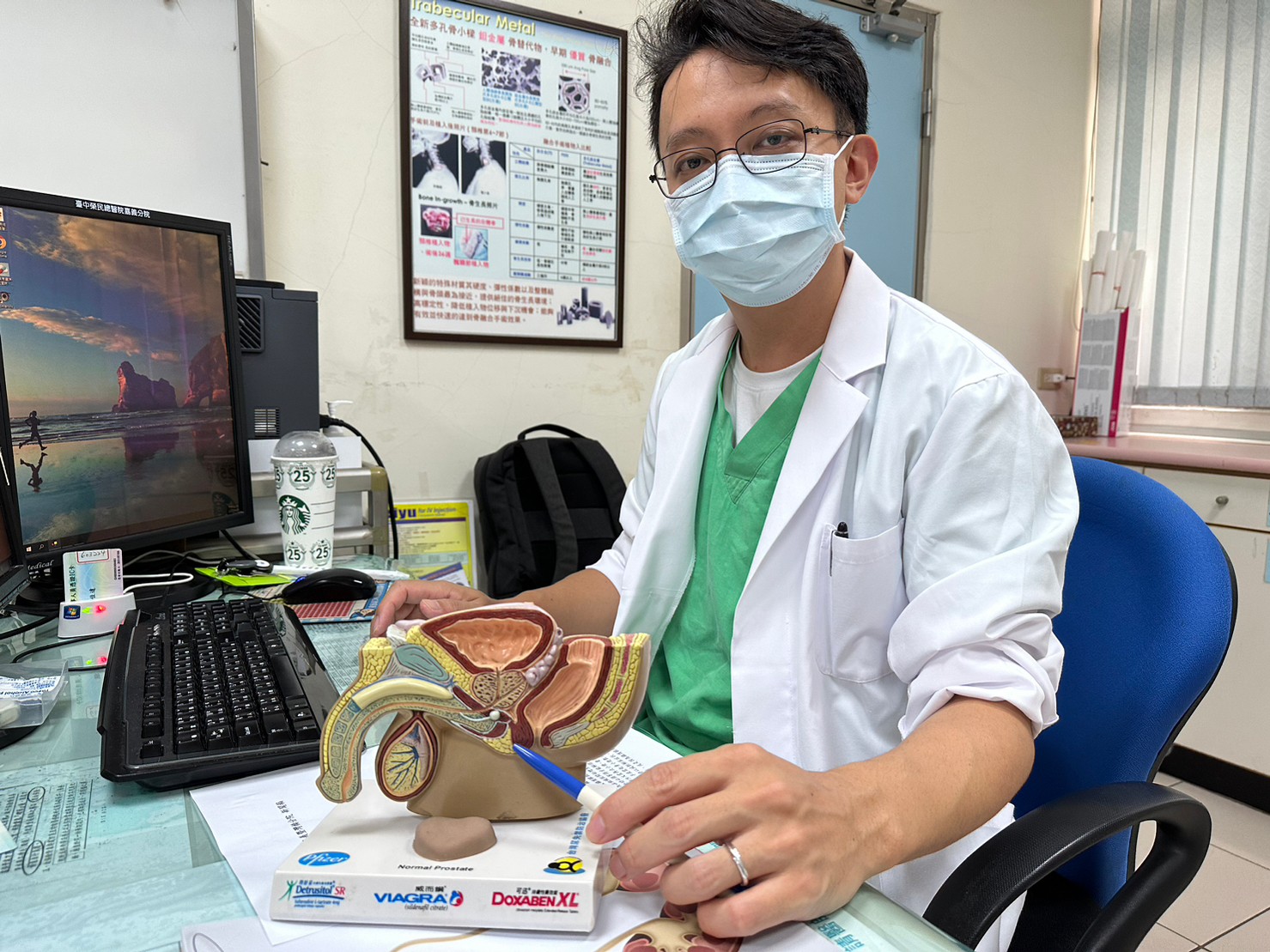▲泌尿科醫師林佳達詳細解說攝護腺肥大的原因。(記者劉芳妃攝)