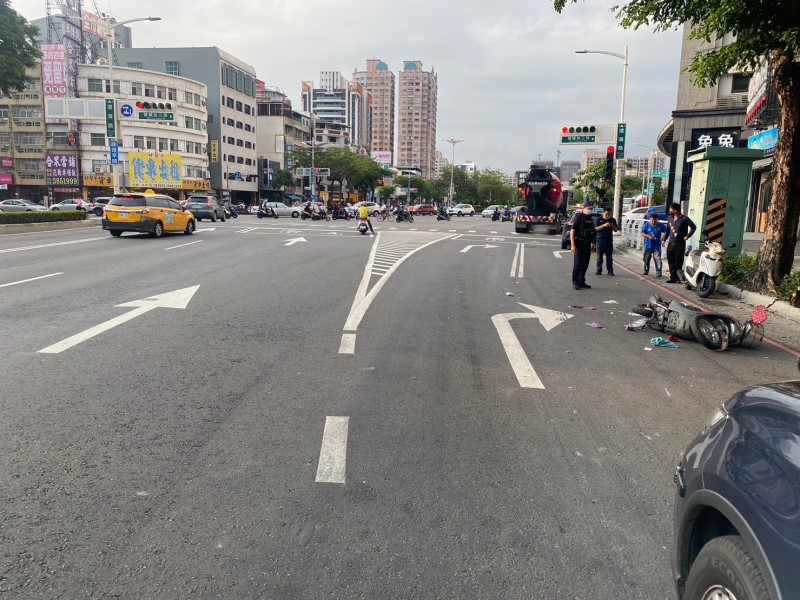 預拌混凝車路口轉彎與機車發生車禍 警呼籲行車應注意路況減速慢行