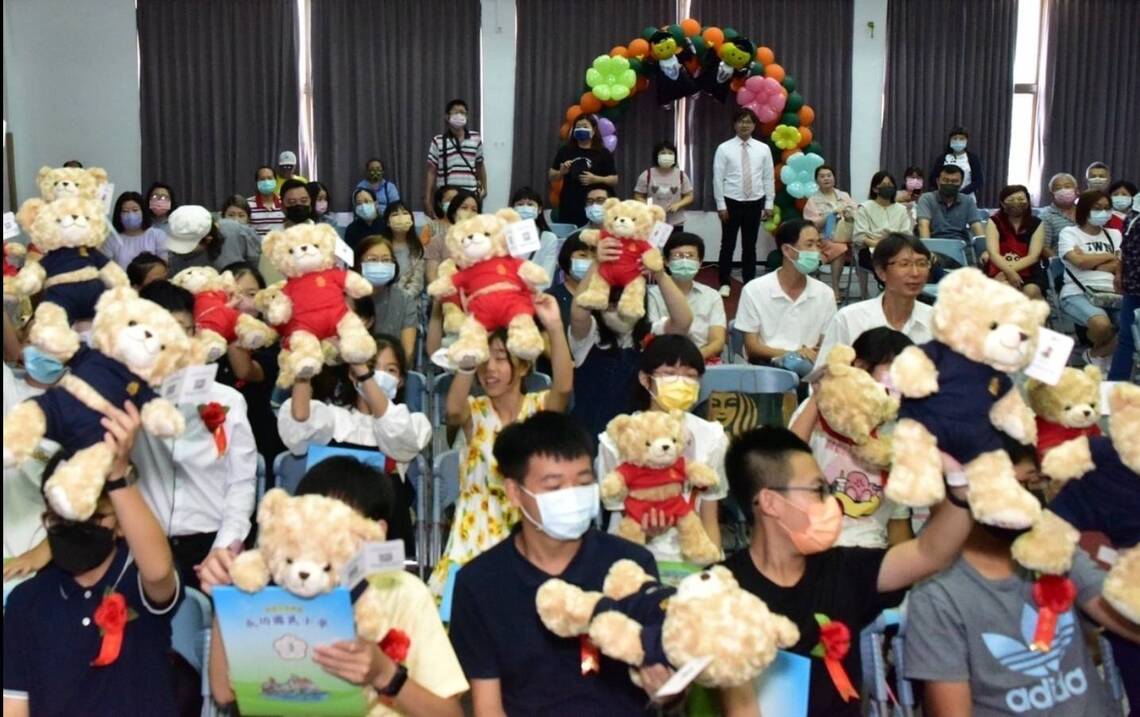 漾新聞|創校118年 亞灣區優質小學苓雅區成功國小畢業典禮「成功熊」愛不釋手!