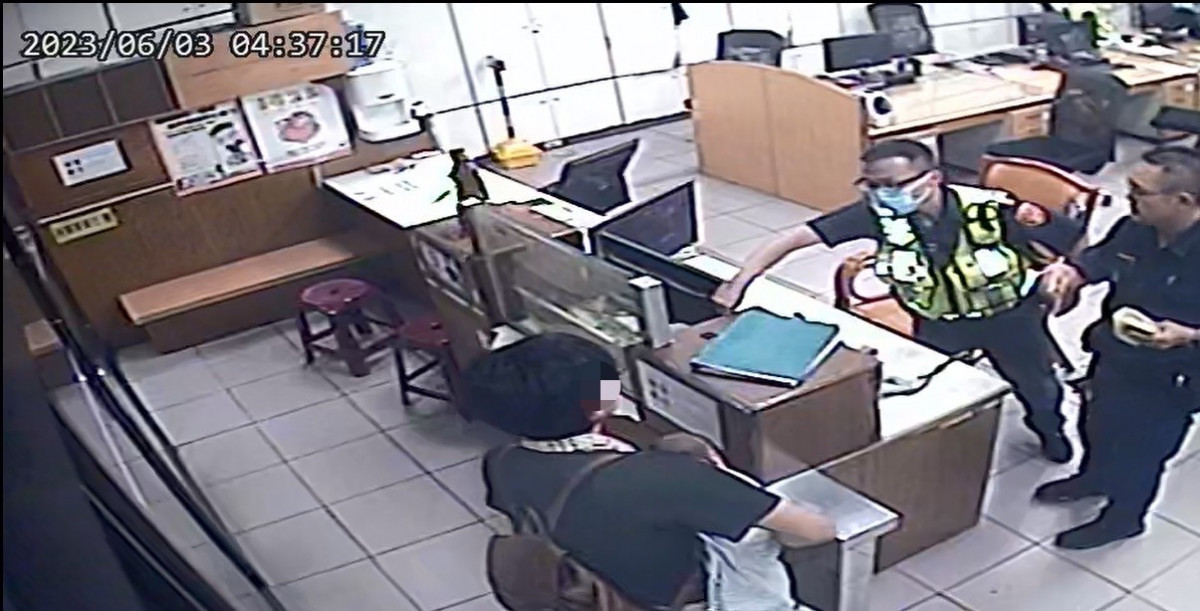 羅男深夜抱著一個月大女嬰急奔派出所求助。