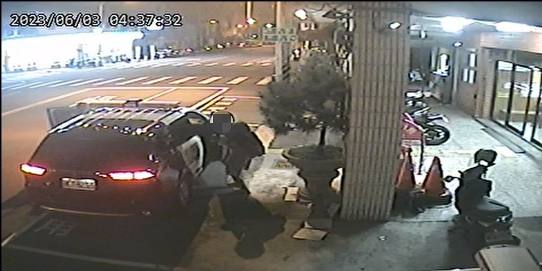 員警請羅男將女嬰抱上警用巡邏車,火速護送至豐原醫院急診室。