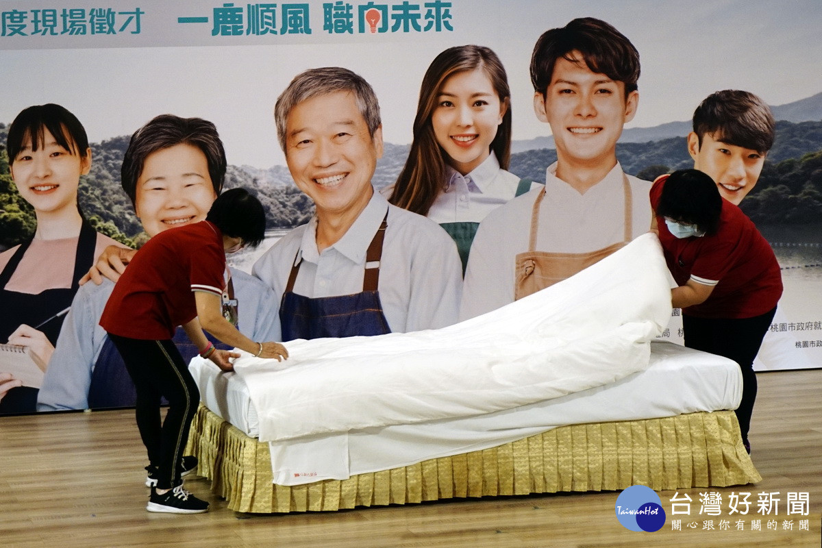 兩位旅宿房務人員,現場進行房務整理工作。