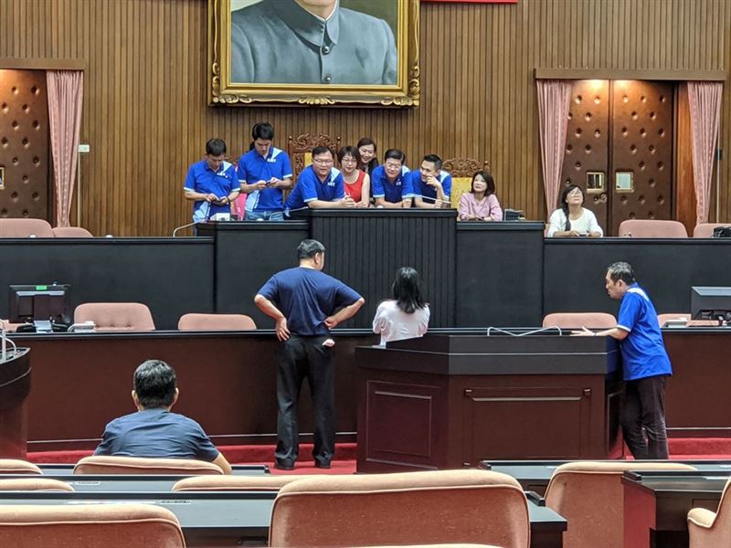 藍委占領主席台，民進黨立委范雲控遭性騷擾。翻攝3Q 陳柏惟臉書