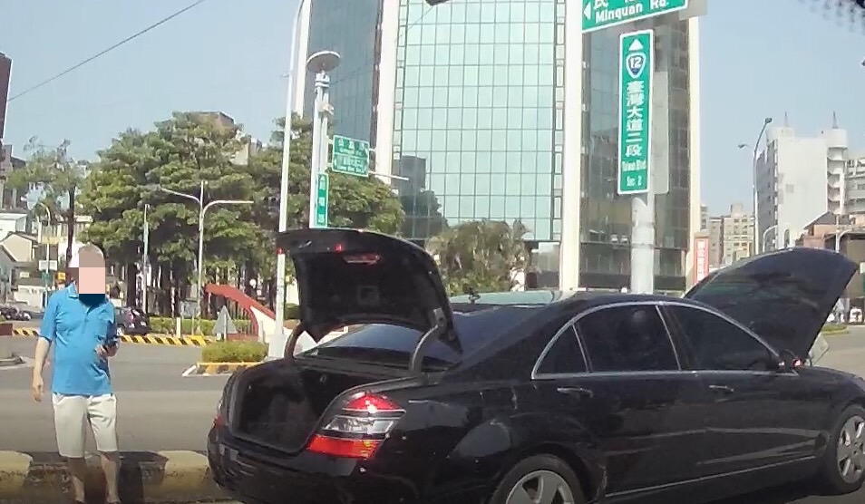 ▲圖說:陳男車輛拋錨路口,緊急開啟警示燈並聯繫道路救援 (圖/台中市政府提供)