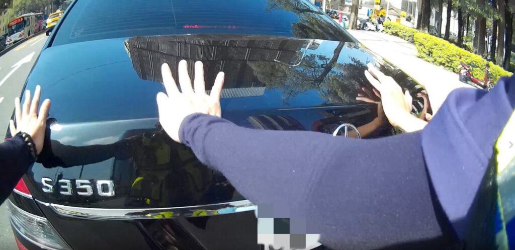 ▲圖說:員警協助將拋錨車推至路旁停放,解除危機 (圖/台中市政府提供)