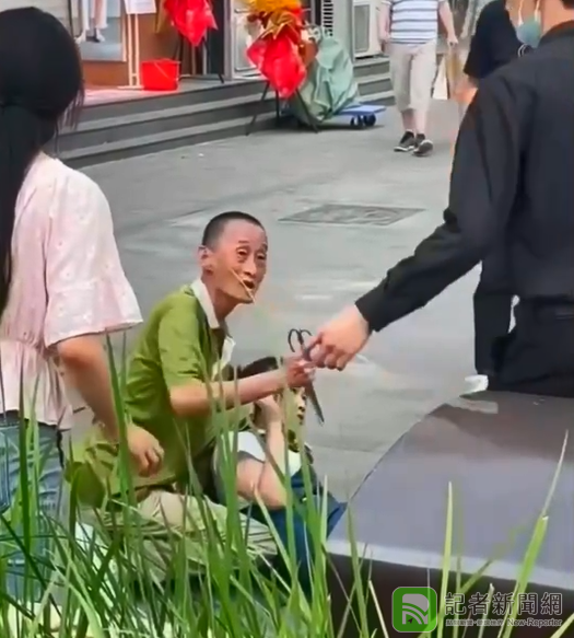 中國網路出現男子當街持剪刀傷人 民眾拿鐵鍬擊頭奪刀畫面