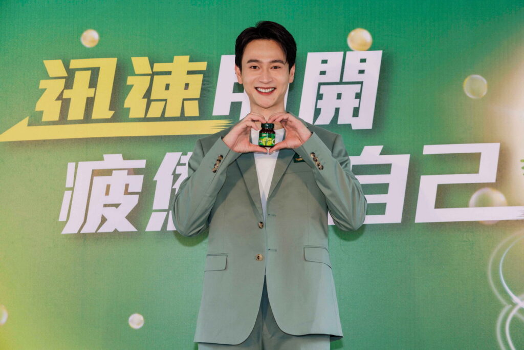 作為演員極需體力與專注力同時長期在線,劉冠廷分享疲憊時刻都會和團隊來一shot白蘭氏雙認證鷄精2.0升級版!