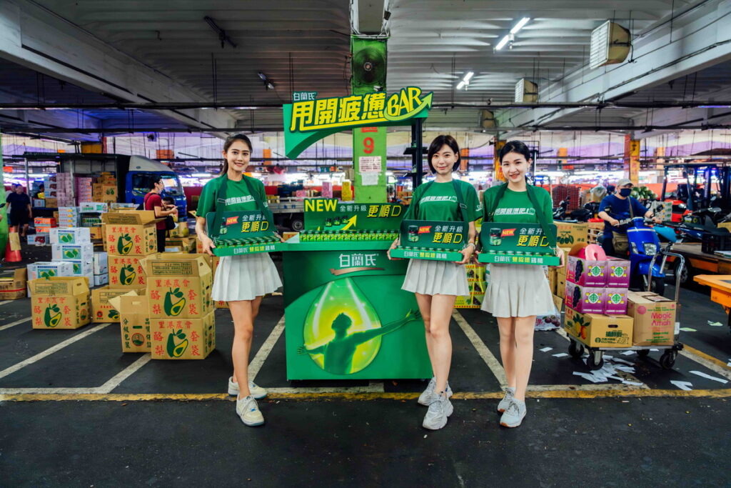 白蘭氏陸續深入各大據點,送上雙認證鷄精2.0為民眾即刻疲勞救援,圖為白蘭氏深入早市應援各行各業疲憊實景。