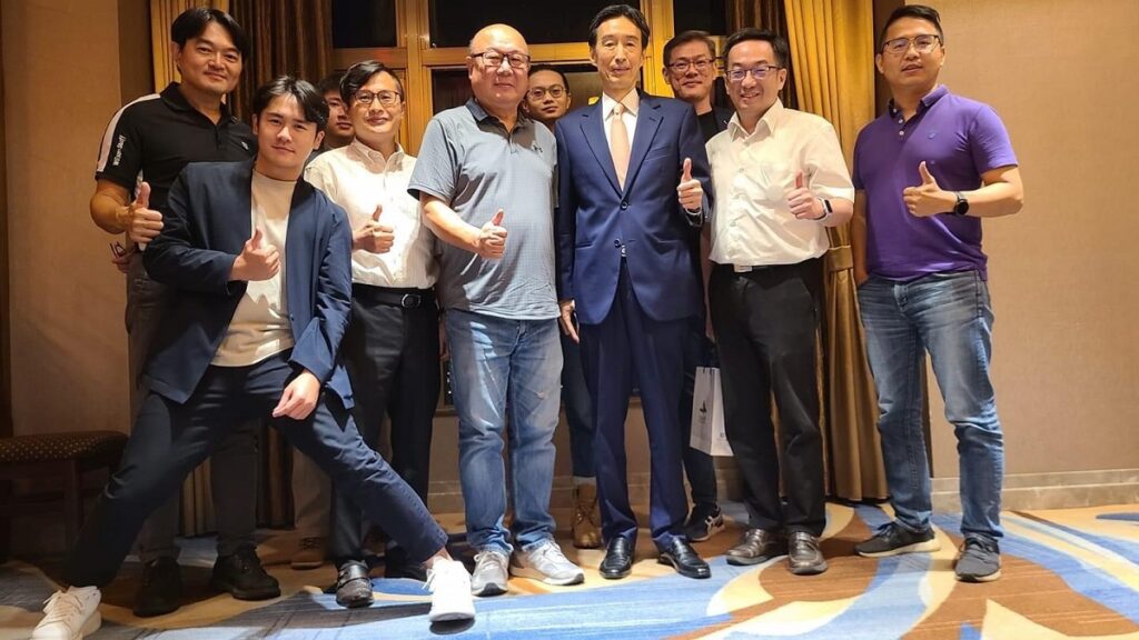 前外交部駐科威特大使牟華瑋應邀回母校東海大學演講。東海政治系所安排與牟大使之交流晚宴後合影。(圖/東海大學提供)