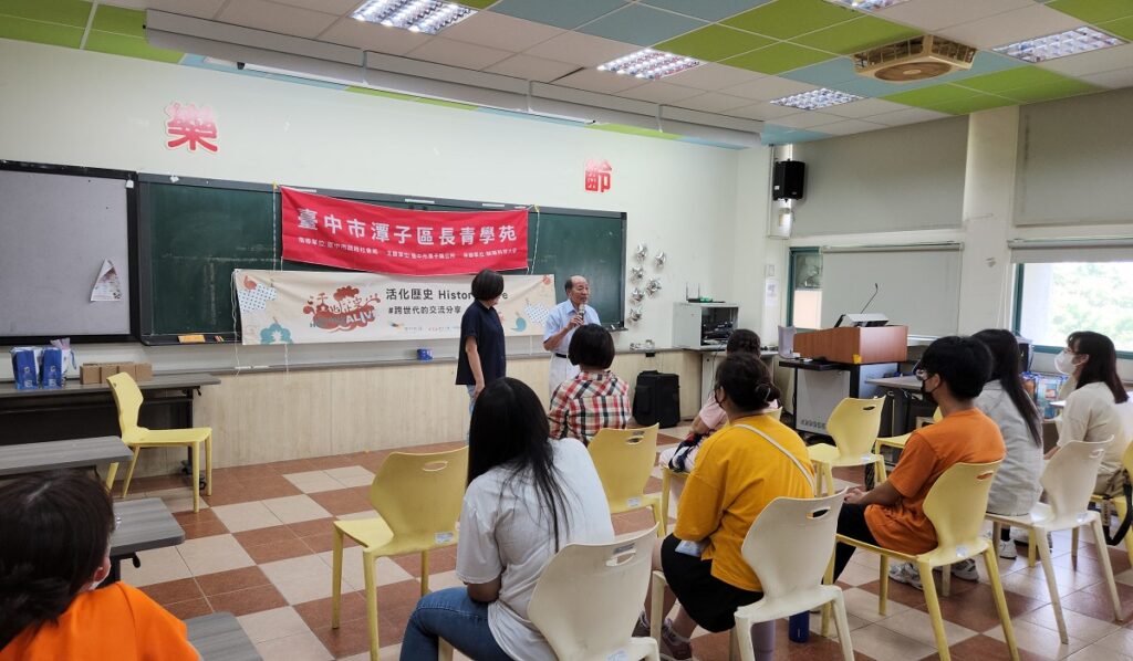 萬景富爺爺分享生命故事(圖/陳惠玲攝影)