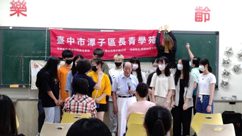 學生上台即興表演萬爺爺小時候向爸爸哭餓的畫面(圖/陳惠玲攝影)