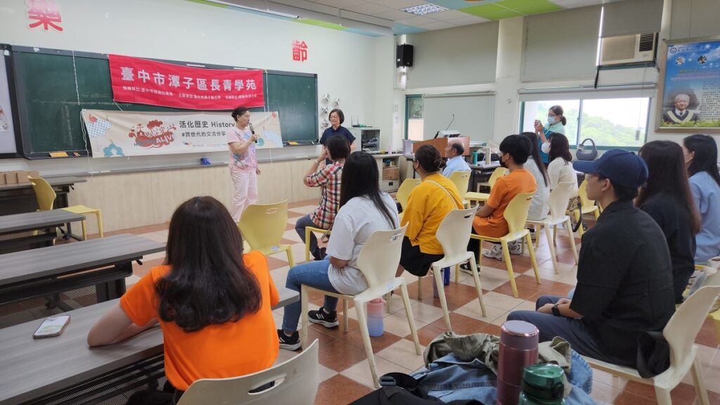 朱穗萍奶奶分享生命故事(圖/陳惠玲攝影)