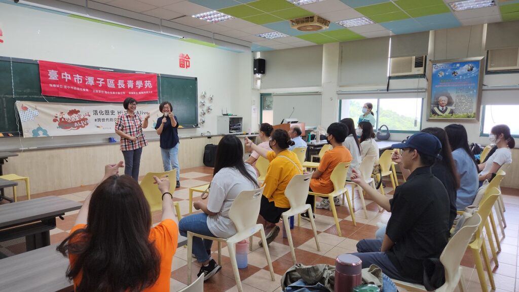 吳玲玲奶奶分享生命故事後,活化歷史專案總監蔡櫻茹導演帶動學生用手表達愛心鼓勵(圖/陳惠玲攝影)