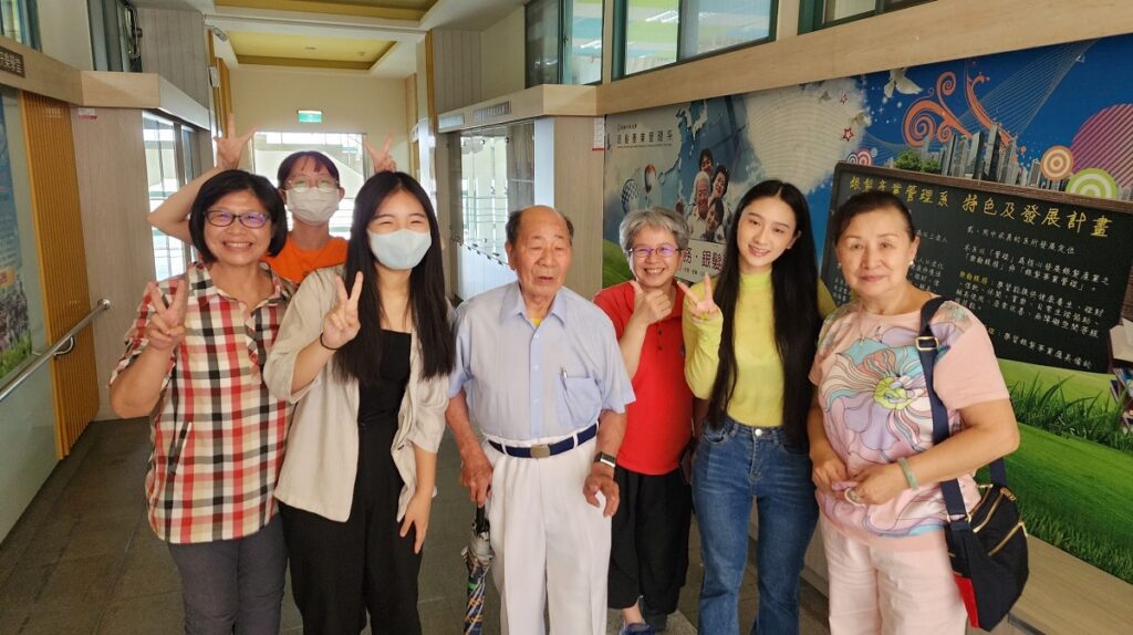 朝陽銀髮產業管理系張君如老師(右3)與學生陪同三位長者準備進教室時合影畫面(圖/陳惠玲攝影)