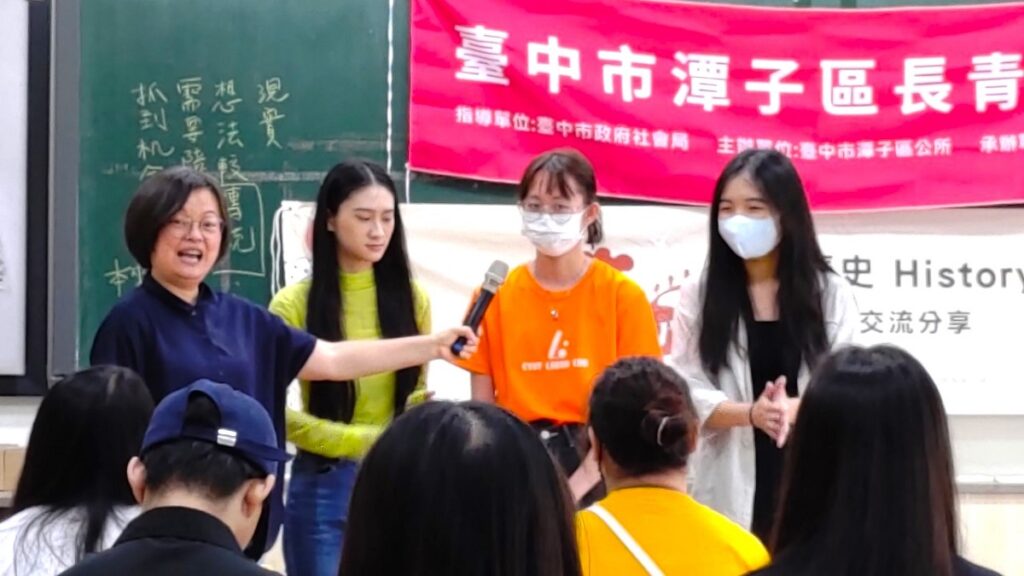 活化歷史專案總監蔡櫻茹導演(左1)邀請銀管系參與的學生分享心得(圖/陳惠玲攝影)