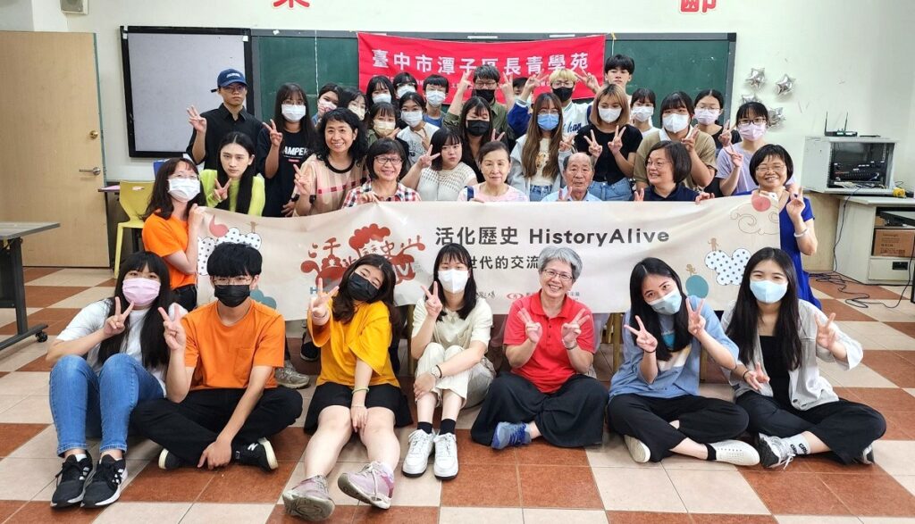 大合影(圖/朝陽銀管系提供)