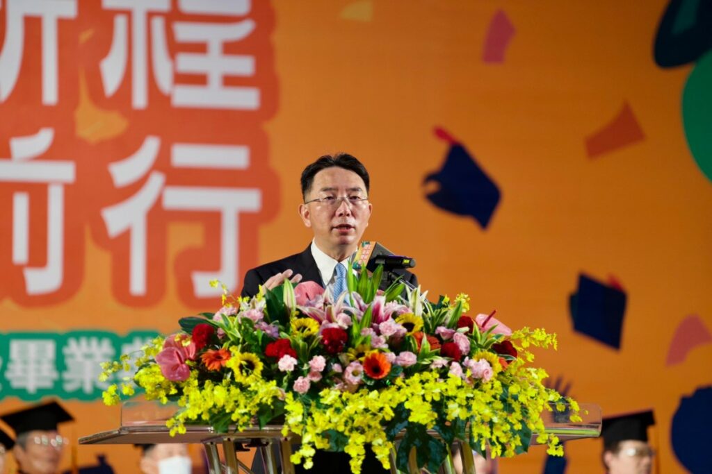 上銀董事長卓文恒甫獲虎科大名譽博士,受邀於典禮中演講,勉勵學弟妹前瞻未來仰賴務實行動。圖/虎尾科大