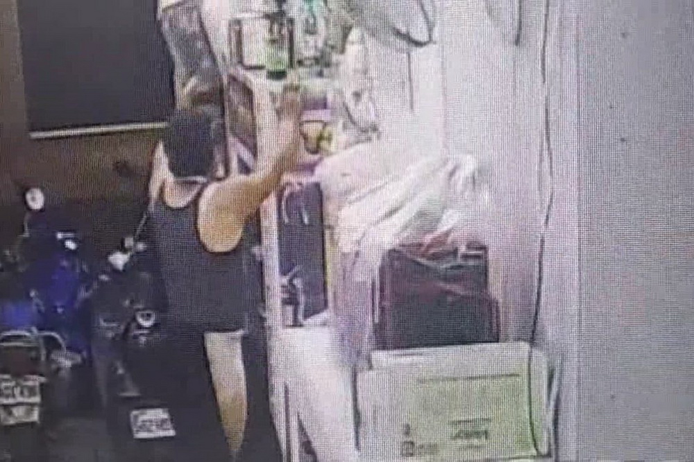 偷完娃娃機店獎品現場把玩 中正二警逮街友 298 偷完娃娃機店獎品現場把玩 中正二警逮街友 297