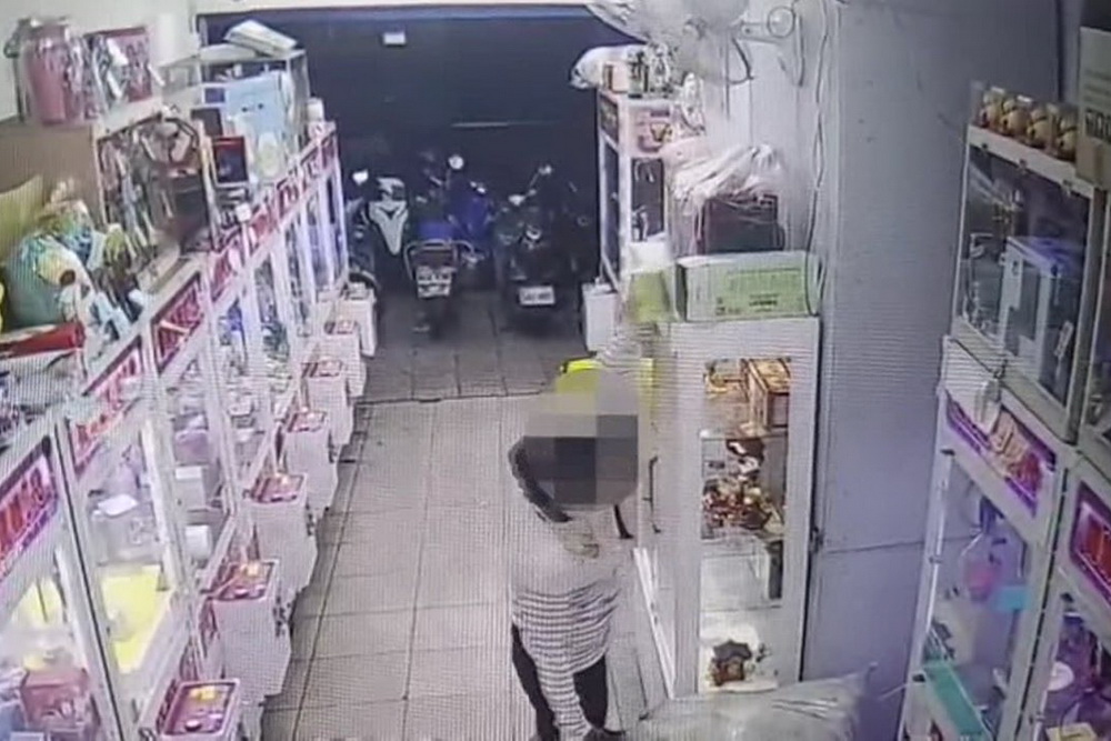 偷完娃娃機店獎品現場把玩 中正二警逮街友 296 偷完娃娃機店獎品現場把玩 中正二警逮街友 295
