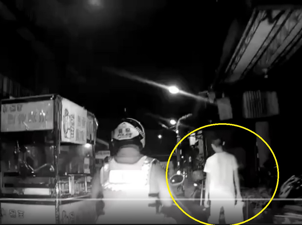 塑膠袋裝毒品逛夜市 18歲男見警調頭迴避露陷被逮 306 塑膠袋裝毒品逛夜市 18歲男見警調頭迴避露陷被逮 305
