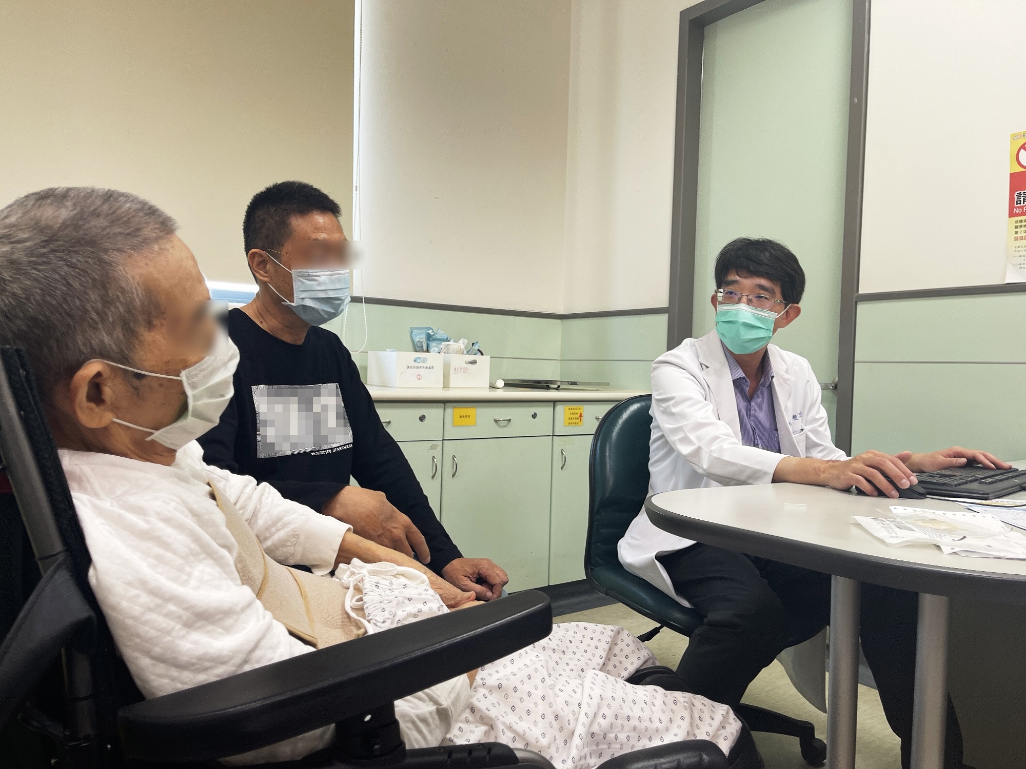▲朱峻廷醫師與90歲回診病人互動。(記者劉芳妃翻攝)