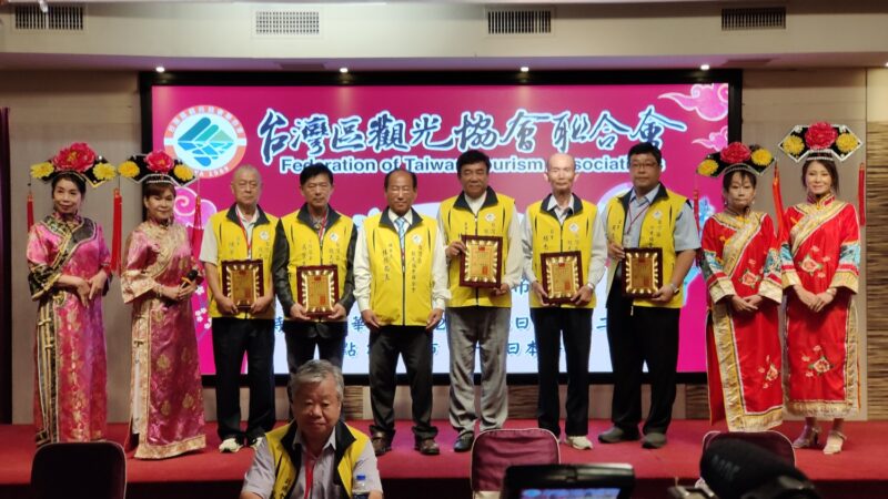 圖;台灣區觀光協會聯合會林務局長總會長與監事們合影